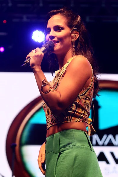 Cantante Ju Moraes durante el concierto — Foto de Stock