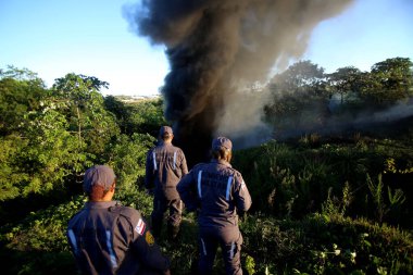 Ateşle savaşmak Salvador 'da yerlileri öldürür.