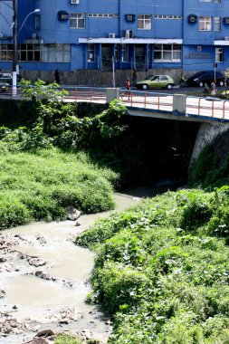 Su kanalizasyonla kirlenmiş.