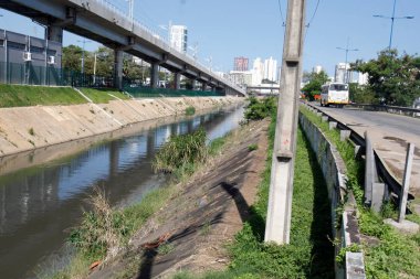 Su kanalizasyonla kirlenmiş.