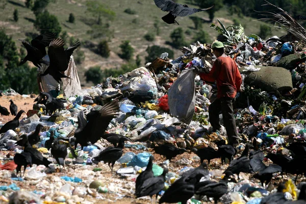 Recogida de material de reciclaje de basura — Foto de Stock