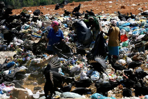 Recogida de material de reciclaje de basura — Foto de Stock