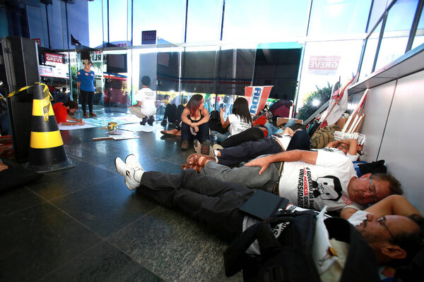 забастовка
