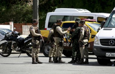 Polis Salvador 'da banka soyguncularını arıyor.