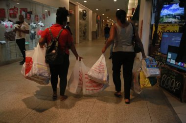 Kara Cuma promosyonu sırasında alışveriş