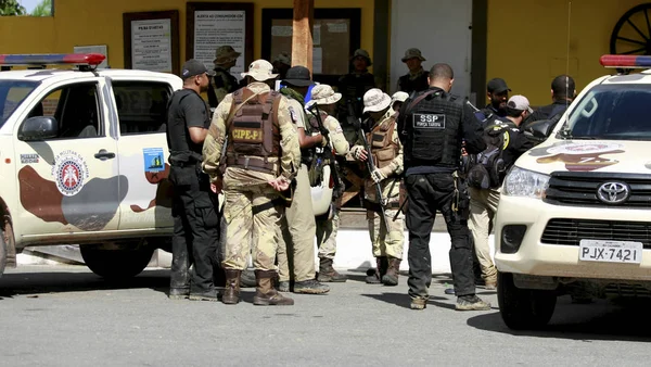 Polis Salvador 'da banka soyguncularını arıyor. — Stok fotoğraf