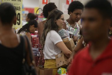 Kara Cuma promosyonu sırasında alışveriş