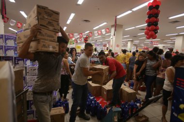 Kara Cuma promosyonu sırasında alışveriş