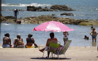 İnsanlar Itapua sahiline taşınıyor.