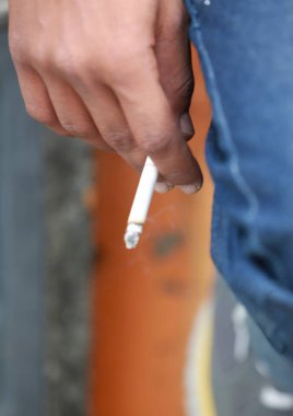 Umumi bir yerde sigara içmek