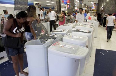Kara Cuma promosyonu sırasında alışveriş
