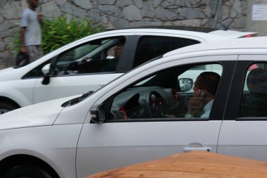 direksiyonun arkasında cep telefonu kullanımı