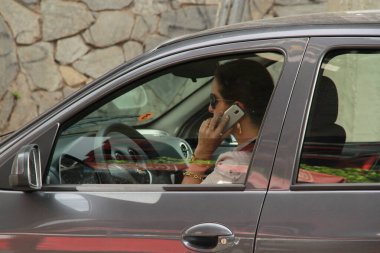 direksiyonun arkasında cep telefonu kullanımı