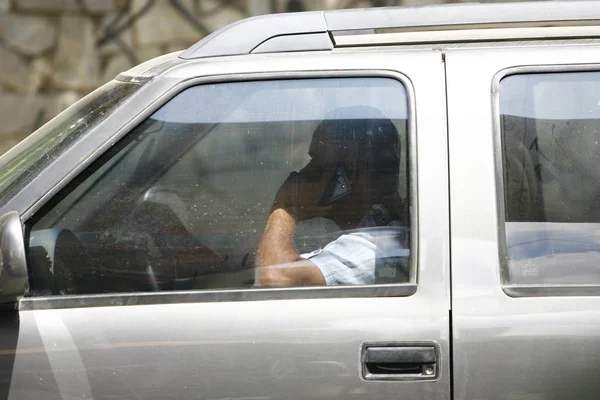 Uso del teléfono móvil detrás del volante — Foto de Stock