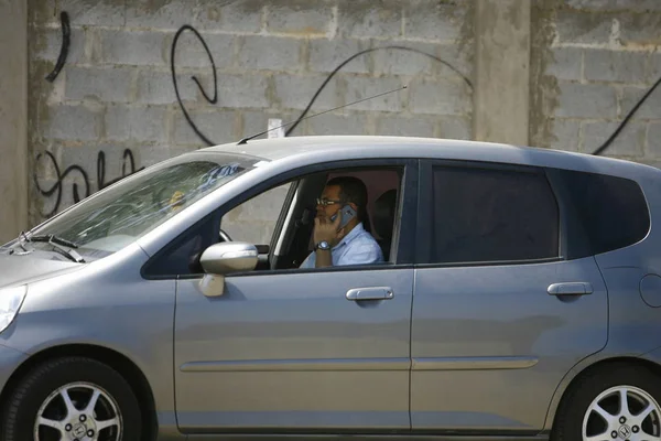 Uso del teléfono móvil detrás del volante — Foto de Stock