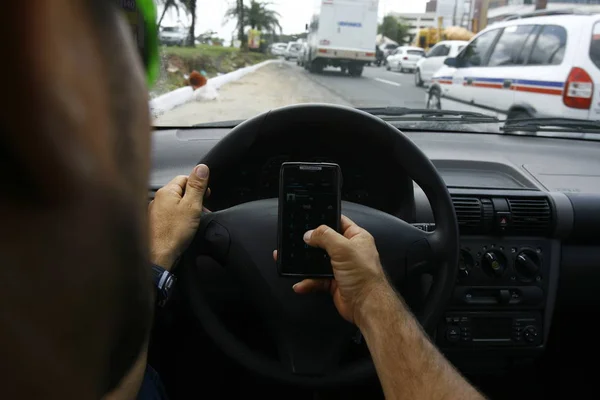Uso del teléfono móvil detrás del volante — Foto de Stock