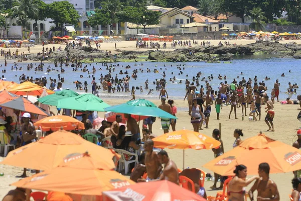 Lidé na Itapua Beach — Stock fotografie