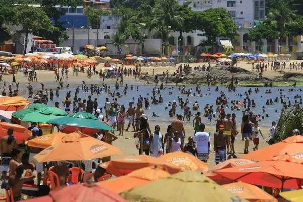 Gente en Itapua Beach — Foto de Stock