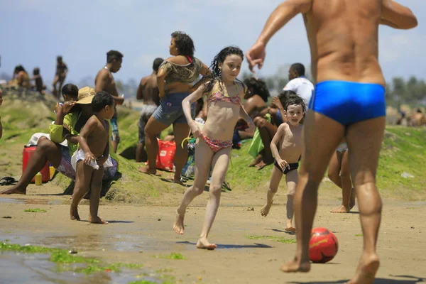 Mensen op Itapua Beach — Stockfoto