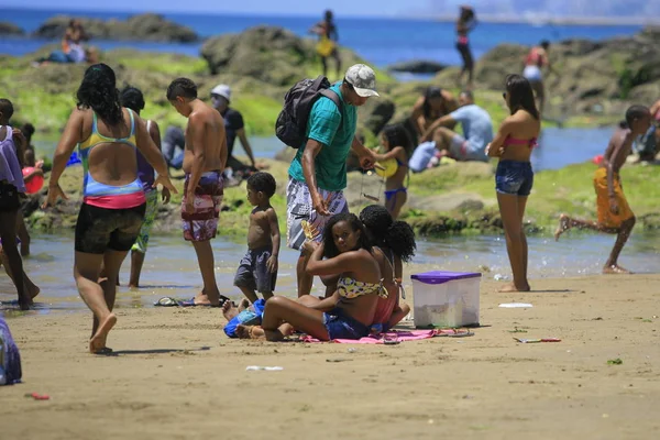 Pessoas em Itapua Beach — Fotografia de Stock
