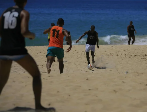 Fotboll på stranden — Stockfoto