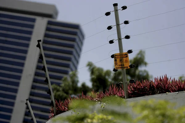 Casa con cerca eléctrica —  Fotos de Stock