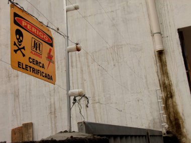 elektrikli çitli ev