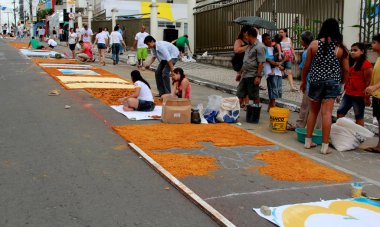 Itabuna 'da Corpus Crist kasetleri yapıyor.