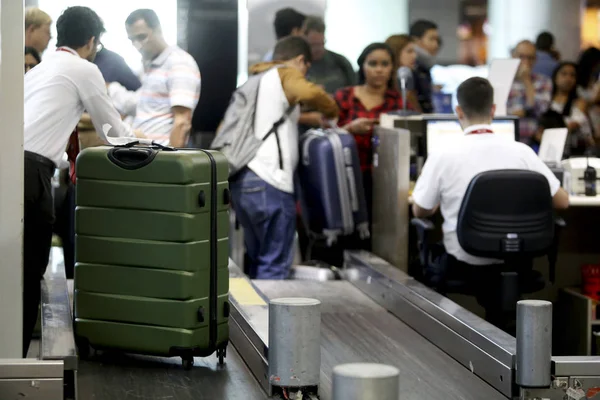 Obsługa w momencie zameldowania na lotnisku w Salvador — Zdjęcie stockowe