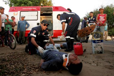 Kurtarıcılar kaza yapan motosikletlere hizmet veriyorlar