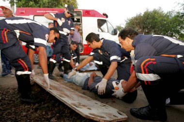 Kurtarıcılar kaza yapan motosikletlere hizmet veriyorlar