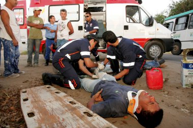 Kurtarıcılar kaza yapan motosikletlere hizmet veriyorlar