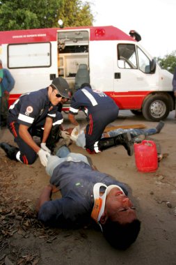 Kurtarıcılar kaza yapan motosikletlere hizmet veriyorlar