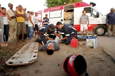 Kurtarıcılar kaza yapan motosikletlere hizmet veriyorlar
