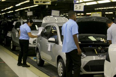 Ford fabrikasında araç montaj hattı