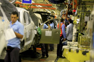 Ford fabrikasında araç montaj hattı