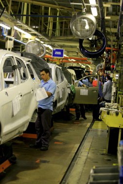 Ford fabrikasında araç montaj hattı