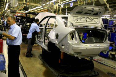 Ford fabrikasında araç montaj hattı