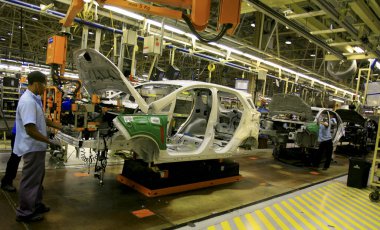 Ford fabrikasında araç montaj hattı
