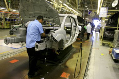 Ford fabrikasında araç montaj hattı