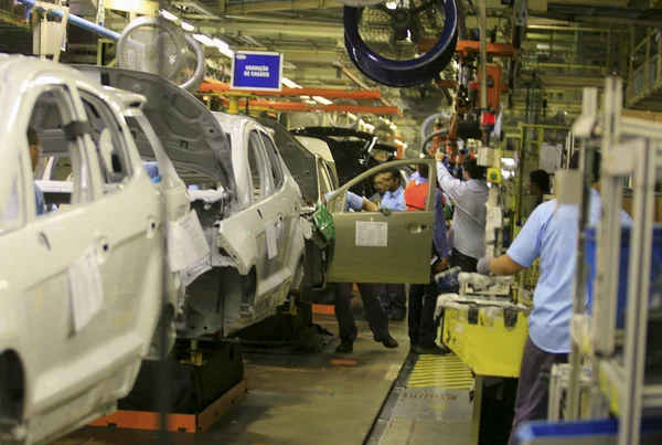 Línea de montaje del vehículo en fábrica de Ford — Foto de Stock