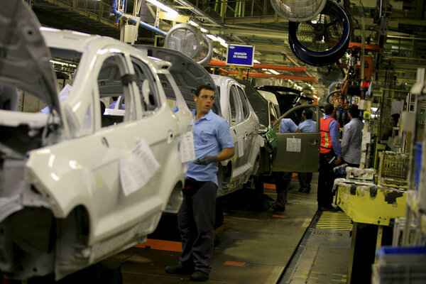 линия сборки автомобилей на заводе Ford
