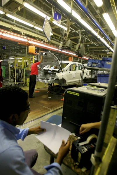 Ford fabrikasında araç montaj hattı — Stok fotoğraf
