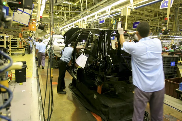 Линия сборки автомобилей на заводе Ford — стоковое фото