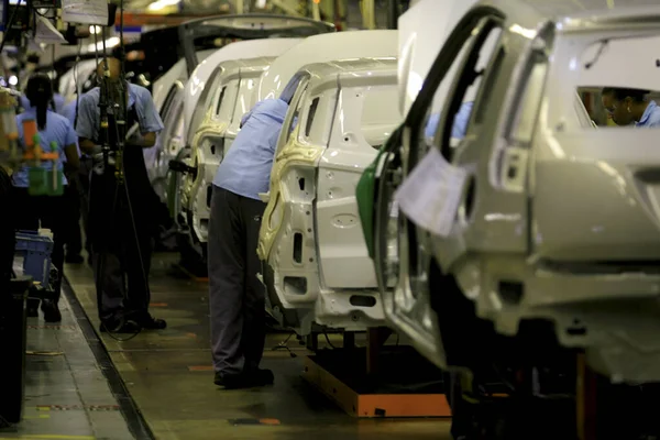 Linha de montagem do veículo na fábrica de Ford — Fotografia de Stock