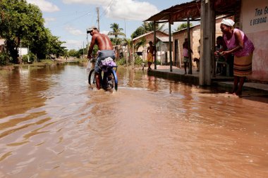 Yağmur çayırlarda sele neden olur