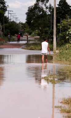 Yağmur çayırlarda sele neden olur