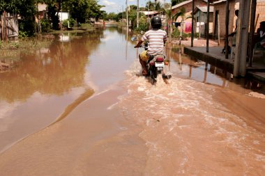 Yağmur çayırlarda sele neden olur