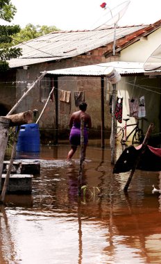 Yağmur çayırlarda sele neden olur