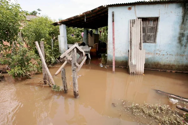 Lluvia causa inundaciones en el prado — Foto de Stock